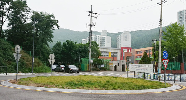 ▲ 안양시 양치초교앞 회전교차로.