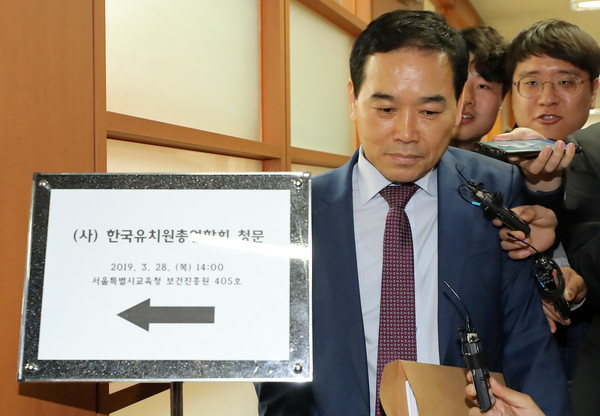 ▲ 청문 참석하는 김동렬 한국유치원총연합회 이사장.