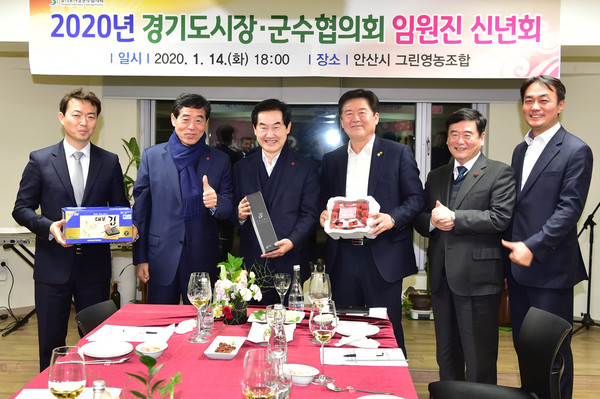 ▲ 임원진 신년회 기념촬영하는 안병용 경기도시장‧군수협의회장(가운데).