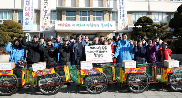 ▲ 사랑의 안전 리어카 전달식 기념촬영하는 홍인성 인천 중구청장(왼쪽에서 여섯번째).