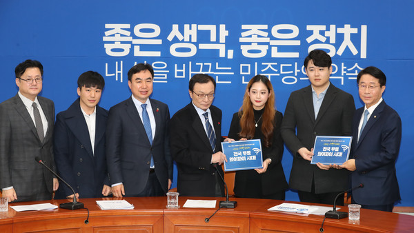 ▲ '총선 1호 공약' 들고 기념촬영하는 이해찬 대표와 조정식 정책위의장, 윤관석·홍익표 의원, 청년당원들.