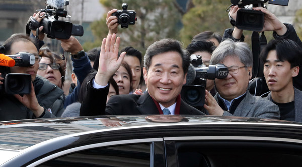 ▲ 웃으며 떠나는 이낙연 전 총리.