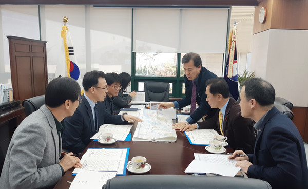 ▲ 지역환경 현안을 논의하는 정잔선 평택시장.