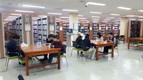 ▲ 성남시 중앙도서관에서 책을 읽고 있는 청년들.
