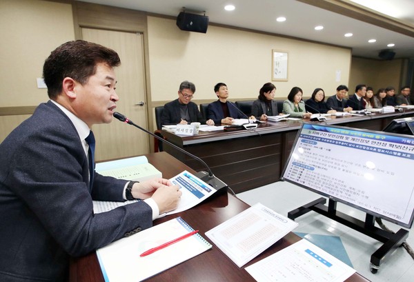 ▲ ‘2020년 주요업무계획 보고회’ 에서 주요 사업 계획을 말하는 허인환 동구청장.