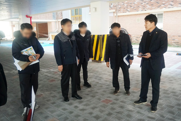 ▲ 화성시의회, 배정수 의원 동탄2신도시 초‧중학교 하자관련 현장점검.