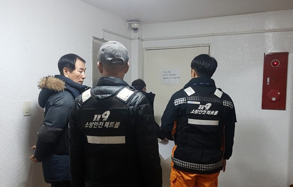▲ 비상구 폐쇄 등 불법행위 집중 단속중인 성남소방서 관계자들.