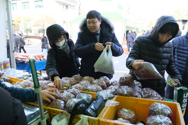 ▲ 직거래 장터에서 제수용품을 구매하고 있는 이관수 의장.
