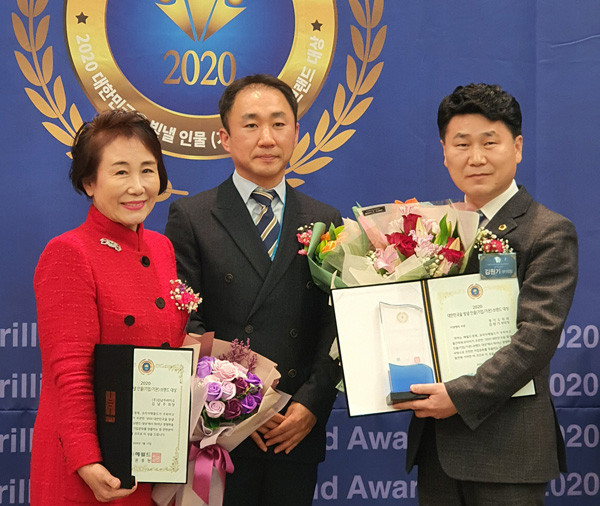 ▲ 지방행정 부문을 수상 받은 경기도의회 김원기 부의장(맨 오른쪽).