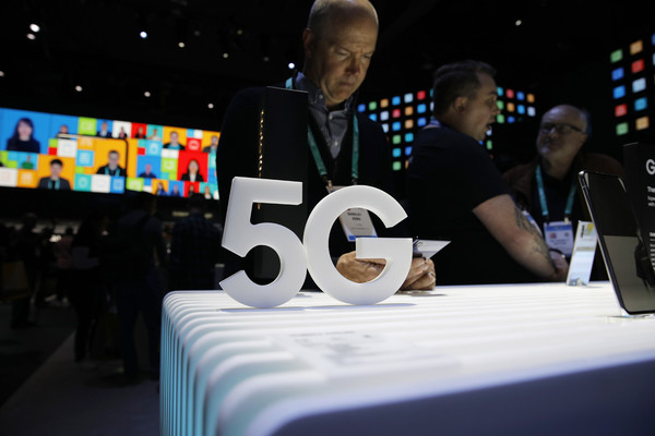 ▲ ‘CES 2020’ 삼성전자 전시관을 찾아 5G폰을 둘러보는 방문객들.