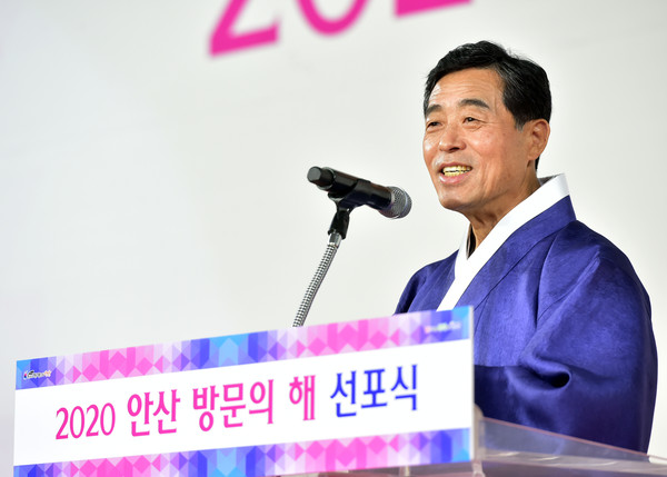 ▲ ‘안산 방문의 해’를 선포하는 윤화섭 안산시장.
