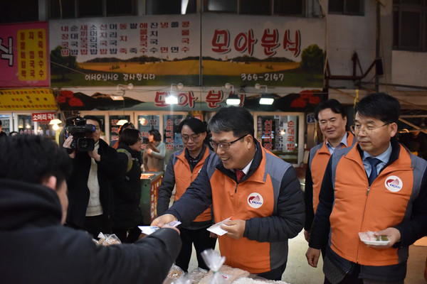 ▲ 전통시장 활성화 위해 발 벗고 나선 한전 광주전남본부.