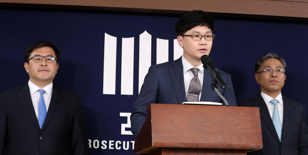 ▲ 양승태 전 대법원장 중간 수사 결과를 듣고 있는 양석조 대검찰청 반부패강력부 선임연구관(왼쪽).