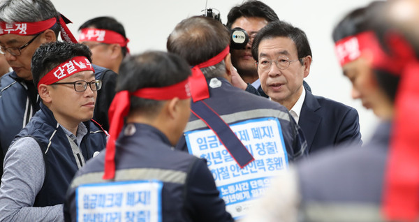 ▲ 서울교통공사 노조원들과 인사하는 박원순 서울시장.