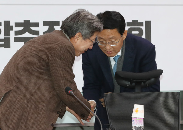 ▲ 인사 나누는 박형준 혁신통합추진위원장과 김상훈 한국당 의원.