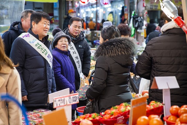 ▲ 전통시장에 방문한 박형우 계양구청장.