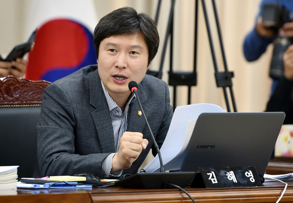 ▲ 질의하는 김해영 더불어민주당 의원.