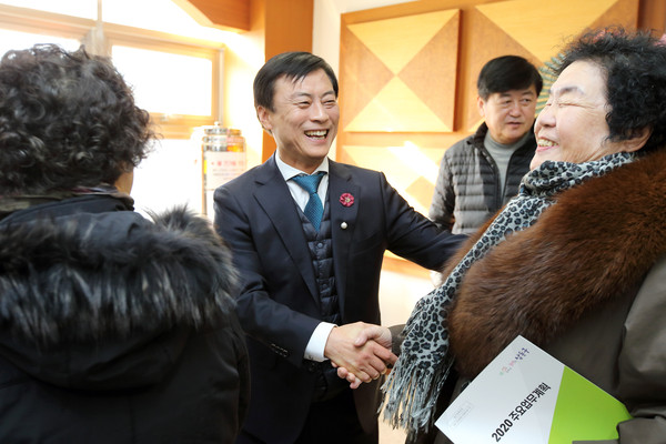 ▲ 주민과 인사하는 이강호 남동구청장.