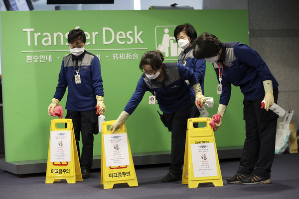 ▲ 인천공항 방역 및 위생 활동 중인 공항 관계자들.