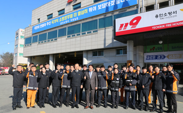 ▲ 직원들과 기념사진 찍는 백군기 용인시장.