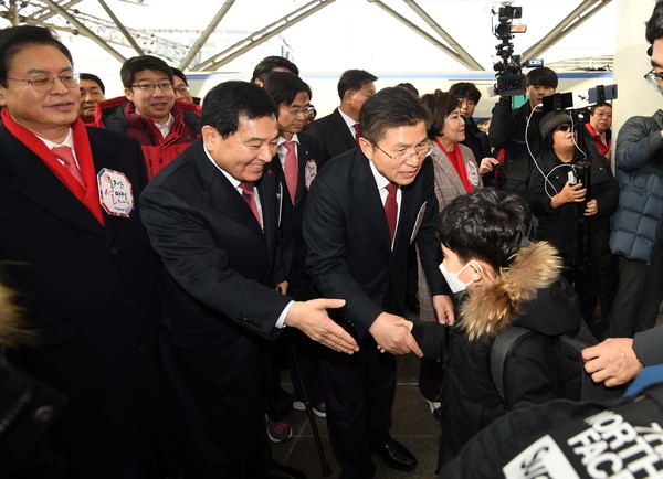 ▲ 귀성객에 인사하는 황교안 대표와 심재철 원내대표.