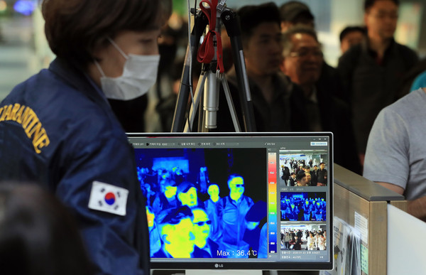 ▲ 열화상카메라가 설치된 검역대를 통과하고 있는 여행객들.