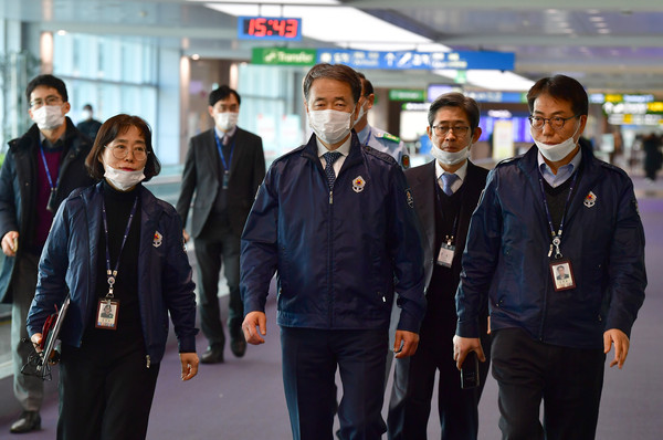 ▲ 인천공항 검역시스템 점검 나선 박능후 장관.