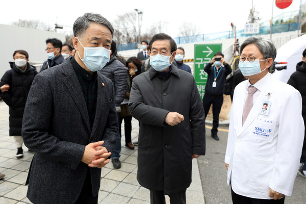 ▲ 병원 관계자와 대화하는 박능후 보건복지부장관과 박원순 서울시장.