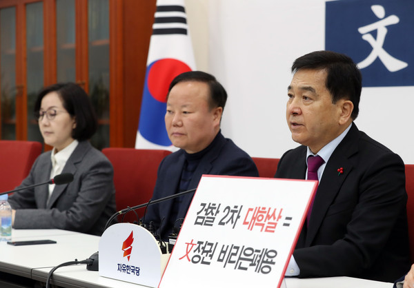 ▲ 현안 기자간담회하는 심재철 원내대표.