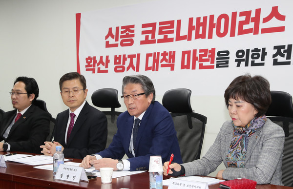 ▲ 임영진 대한병원협회장의 발언 경청하는 황교안 자유한국당 대표.
