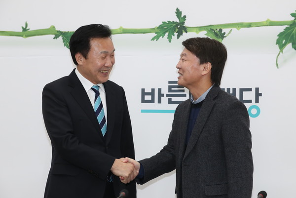 ▲ 악수하는 바른미래당 손학규 대표와 안철수 전 의원.