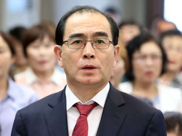 ▲ 애국가 부르는 태영호 전 영국주재 북한공사. /뉴시스