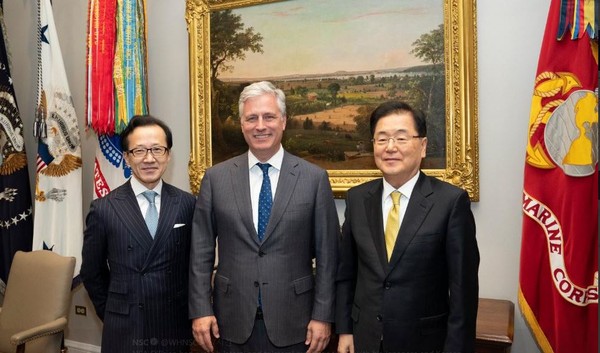 ▲로버트 오브라이언 백악관 국가안보보좌관(가운데), 기타무라 시게루 일본 국가안전보장국장과 포즈 취하는 정의용 국가안보실장. /뉴시스
