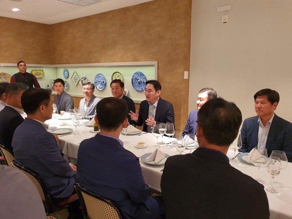 ▲ 브라질 현지 임직원들과 인사를 나누는 이재용 삼성전자 부회장.