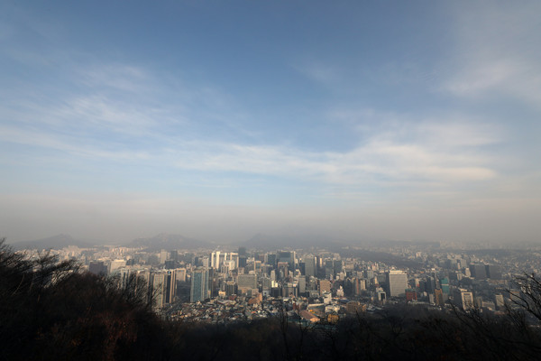 ▲ 서울 남산공원에서 내려다본 서울 도심.