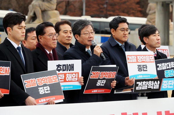 ▲ 기자회견하는 유승민 새로운보수당 보수재건위원장.