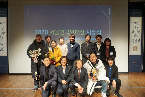 ▲ 송명화 의원(맨 앞줄에서 왼쪽에서 두번째)이 서울연극협회서 감사패를 수여.