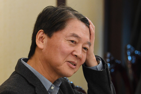 ▲ 머리 넘기는 안철수 전 의원.