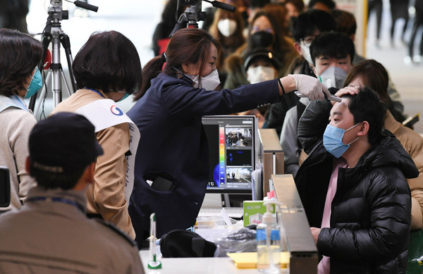 ▲ 검역소에서 발열 검사 받는 중국발 비행기 탑승객들.