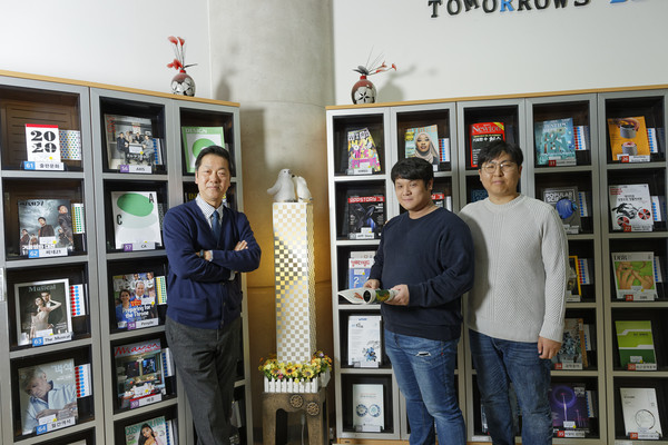 ▲ 리튬-이산화탄소 전지 성능을 개선한 공동연구팀 소속 곽상규 교수(맨왼쪽).