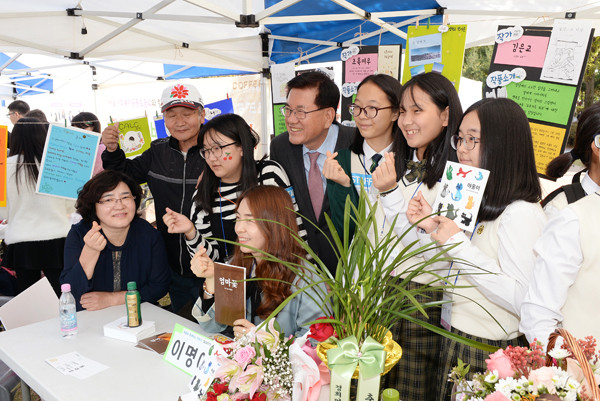 ▲ '동대문구 혁신교육축제'에서 학생들과 사진 찍는 구청장.