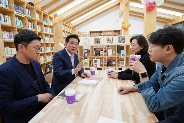 ▲ 배봉산 숲속도서관 개관식에서 참석자들과 구청장이 북토크를 하고있다.