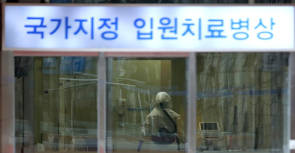 ▲ 분주히 움직이는 병원 관계자들.