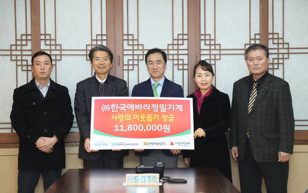 ▲ ㈜한국에바라정밀기계로부터 이웃돕기 성금을 기탁받은 정장선 평택시장(가운데).