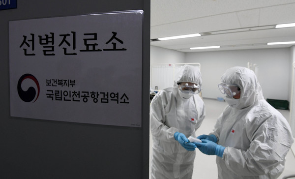 ▲ 보호복 입고 업무 보는 국립인천공항검역소 직원들.
