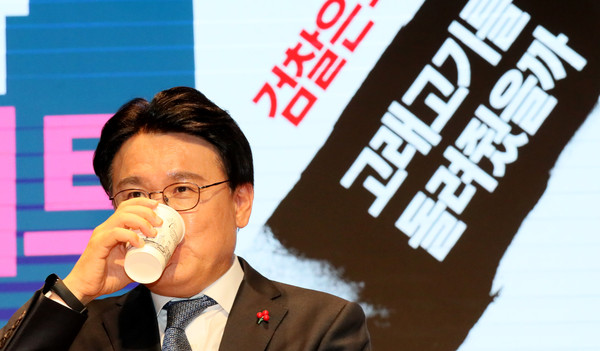 ▲ 물 마시는 황운하 대전청장.