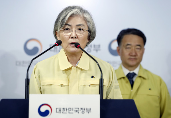 ▲ 우한 폐렴 대책 관련 브리핑하는 강경화 외교부장관.