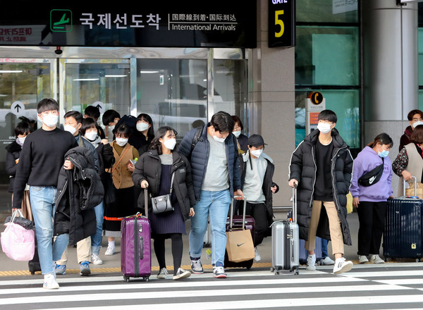 ▲ 제주국제공항에서 마스크 쓴 채 이동하고 있는 관광객들.