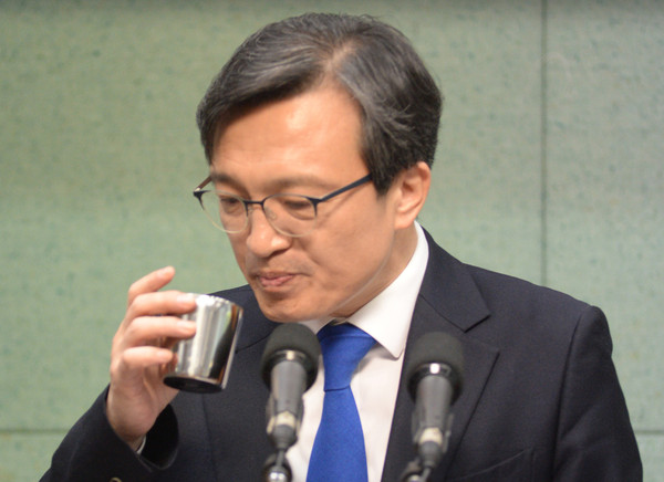 ▲ 동생 상가 매입 질문에 다급하게 물 마시는 김의겸 전 청와대 대변인.