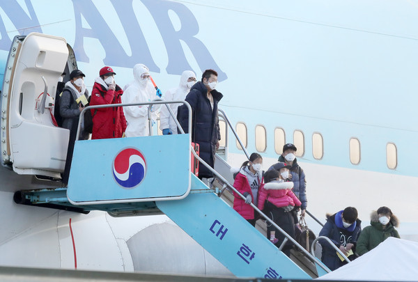 신종 코로나바이러스 감염증(우한 폐렴)이 발생한 중국 후베이성 우한 교민들이 31일 오전 서울 강서구 김포국제공항에 도착해 전세기에서 내리고 있다.